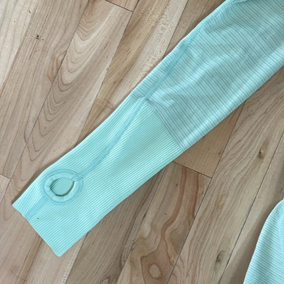 Like new condition Swiftly Tech LuLulemon shirt. Size 8 - Picture 6 of 7